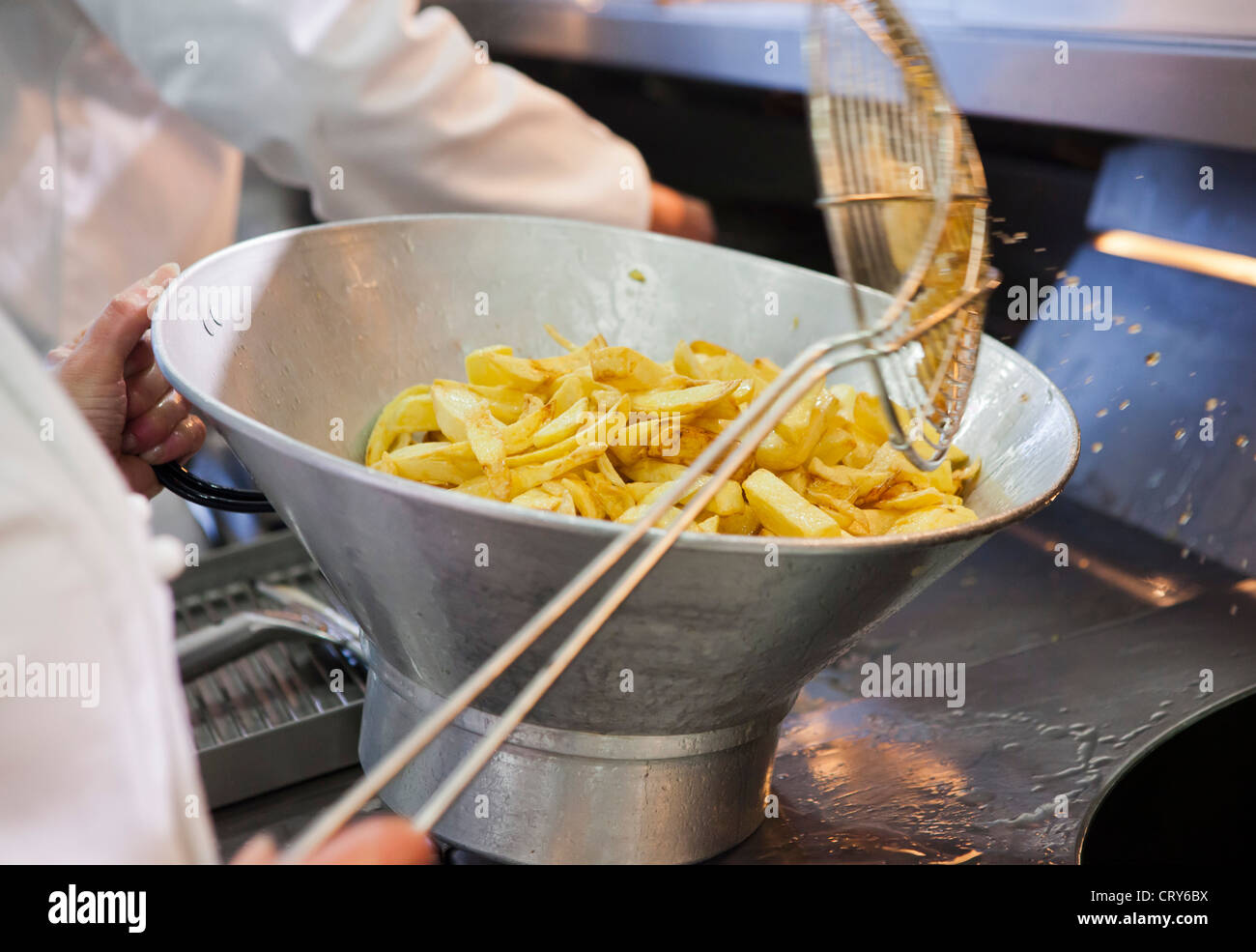 CChips d'être frit dans la traditionnelle friterie Gloucestershire, Royaume-Uni Banque D'Images