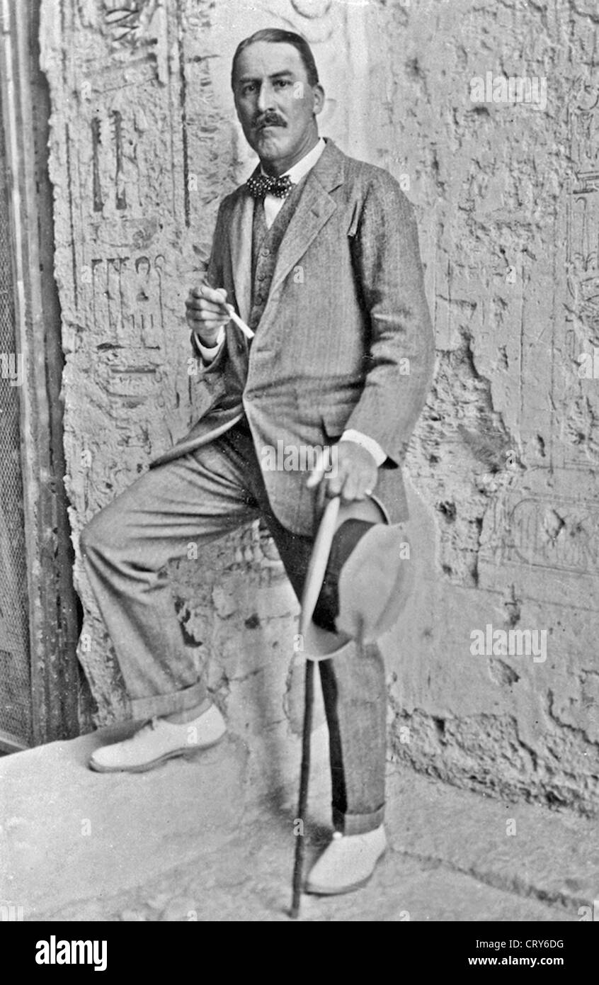 L'archéologue Howard Carter qui a découvert la tombe de Toutankhamon dans la Vallée des Rois, Louxor, Egypte. Novembre 1922. La tombe de Toutankhamon en 1922. À partir de l'image numérisée dans le matériel d'archive Portrait Presse Service (anciennement Bureau Portrait Presse) Banque D'Images
