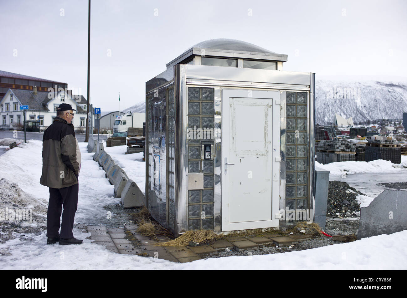 L'homme contemple design futuriste la commodité publique toilettes à Tromso, Norvège Banque D'Images