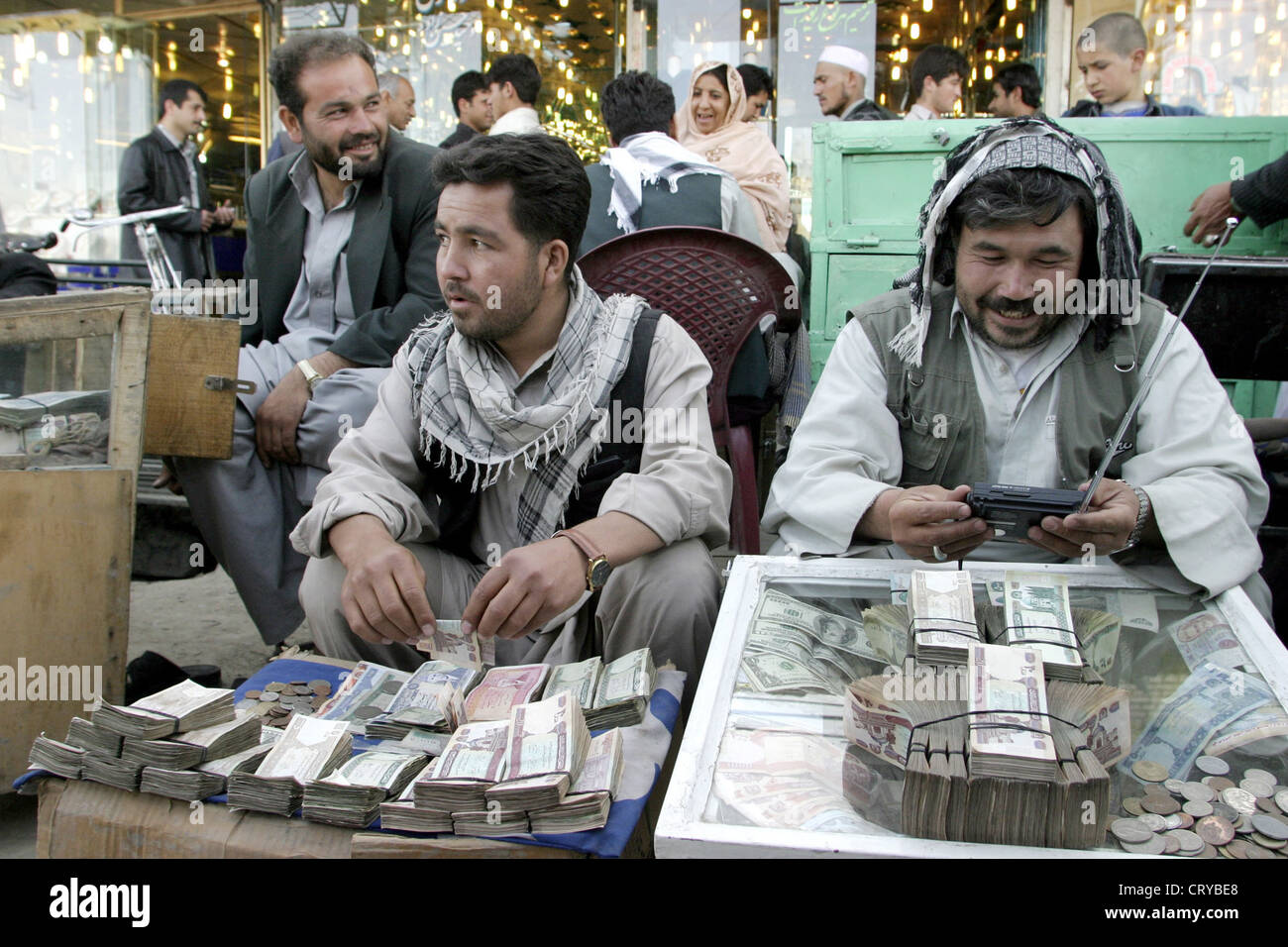 Les changeurs d'argent dans le marché central de Kaboul Banque D'Images