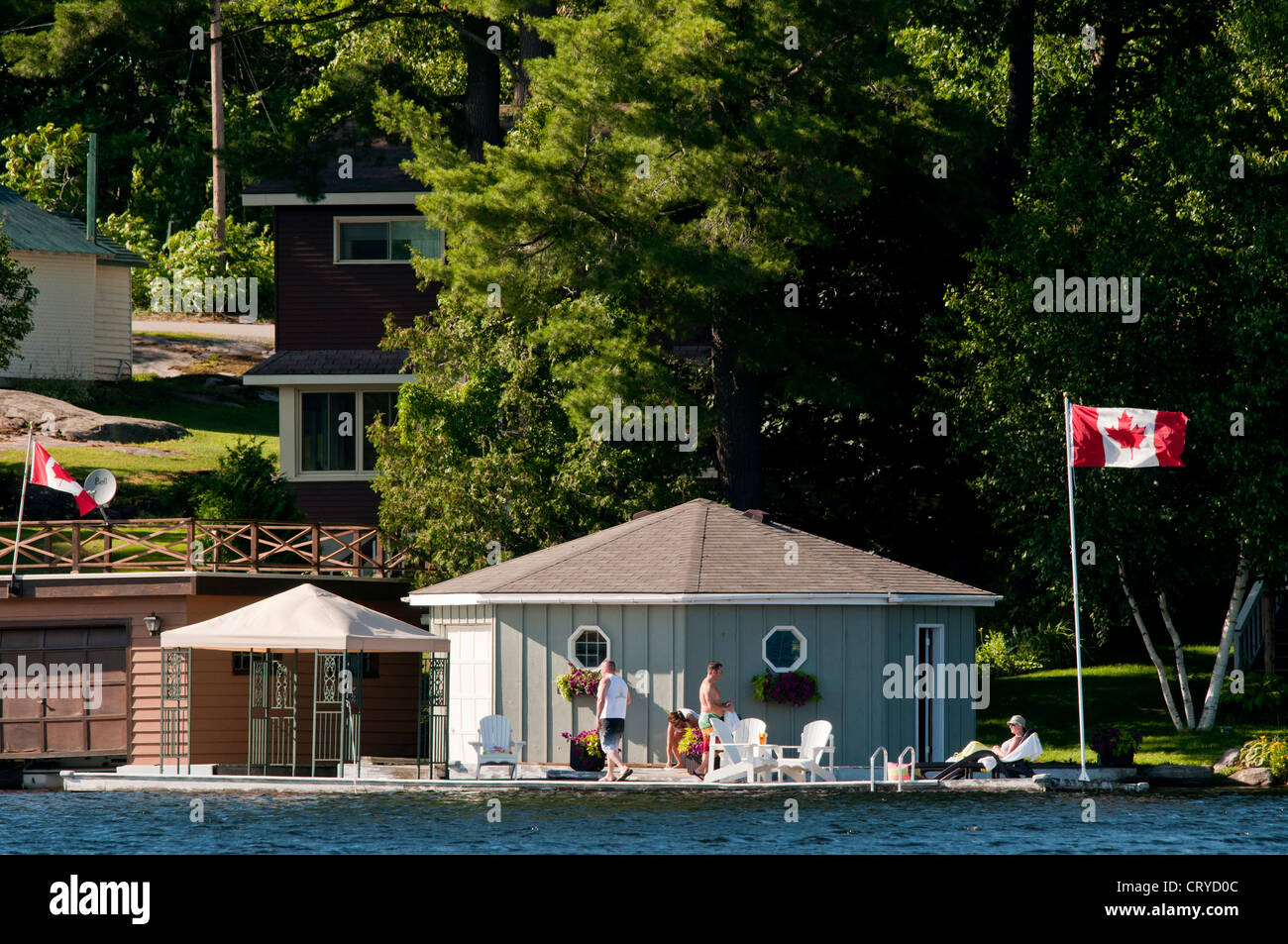 Chalet et remise à bateaux avec drapeau canadien Banque D'Images
