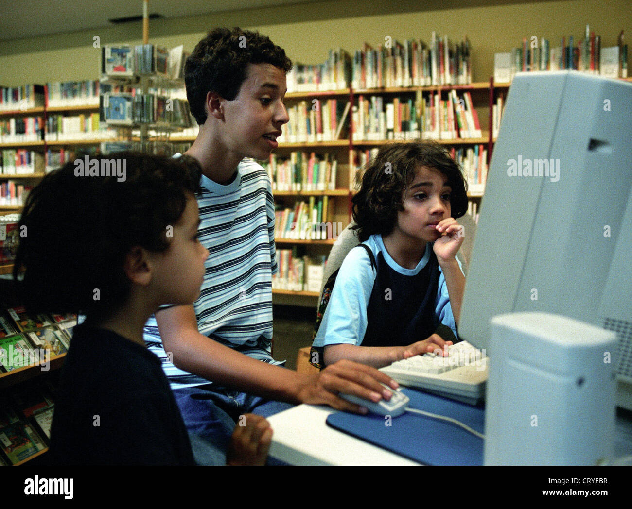 Les garçons sur PC Jeux dans la bibliothèque pour enfants d'Amérique Memorial Library (T) Banque D'Images