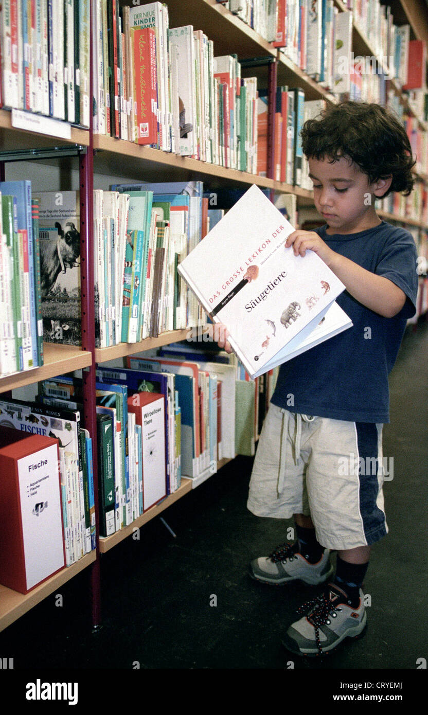 Les jeunes enfants dans la bibliothèque de l'American Memorial Library (T) Banque D'Images