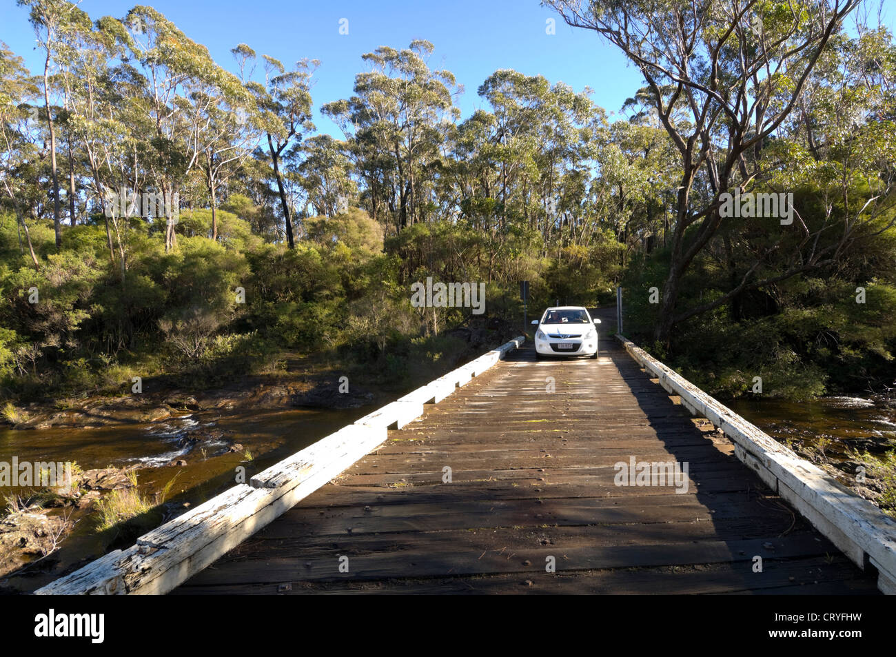 Voiture en traversant un pont de bois sur le Carrington Falls, parc national de Budderoo, New South Wales, NSW, Australie Banque D'Images