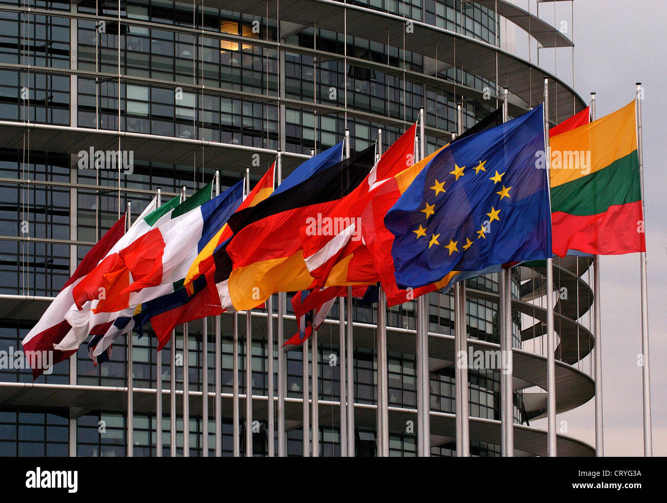 Drapeaux en face du parlement européen à Strasbourg Banque D'Images