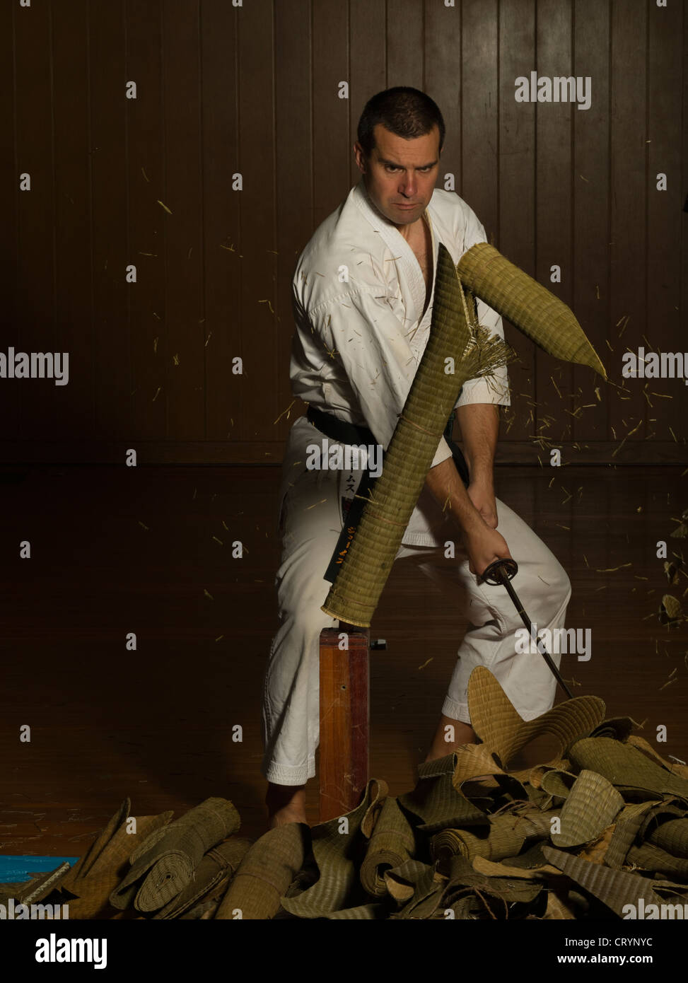 Formation Iaido - coupe enroulé tapis tatami avec une épée samouraï. L'Okinawa, Japon Banque D'Images