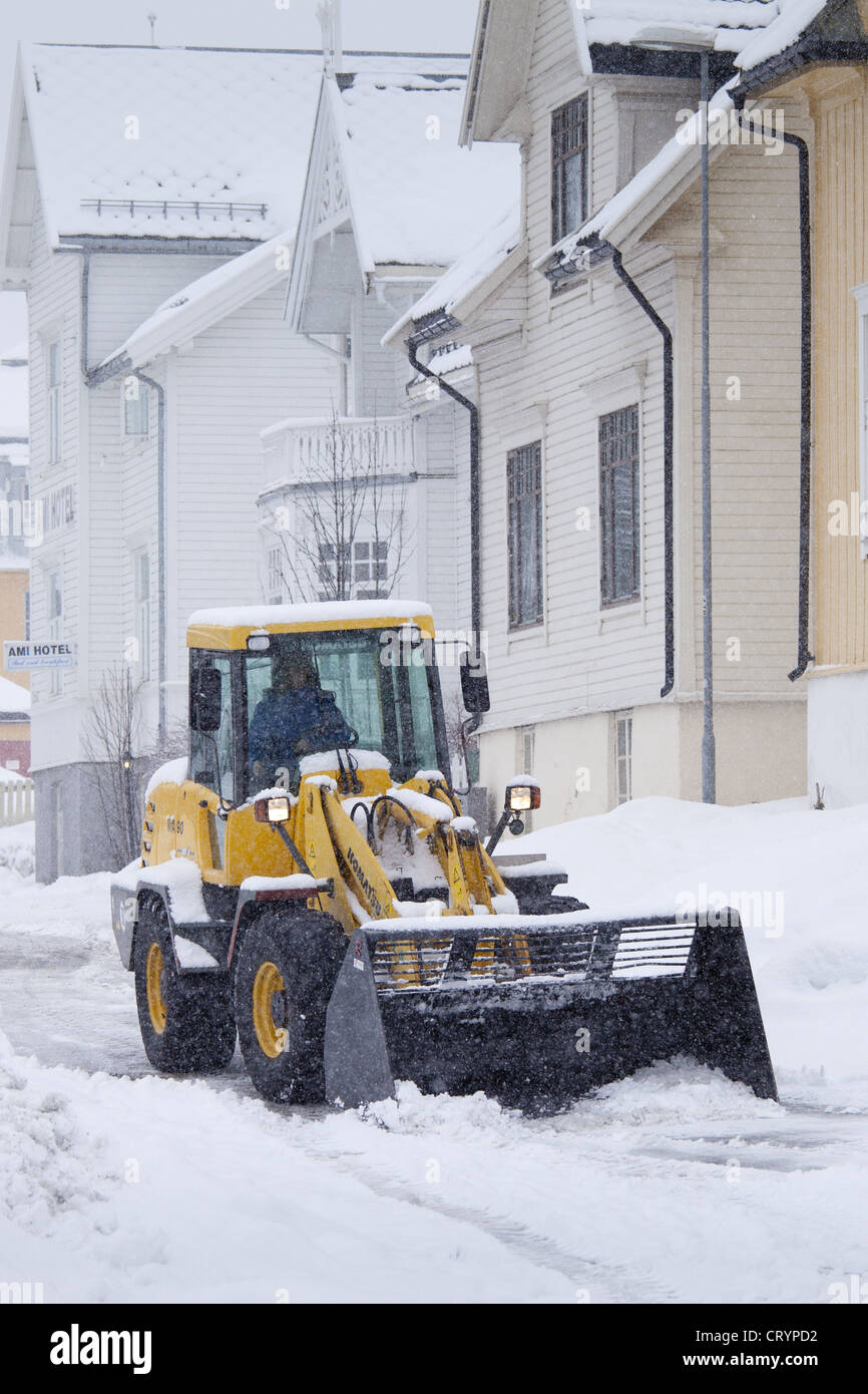 Disques durs travailleurs Komatsu WA90 chasse-neige pour déblayer la route en Skolegata dans ville de Tromso, dans le cercle arctique dans le Nord de la Norvège Banque D'Images