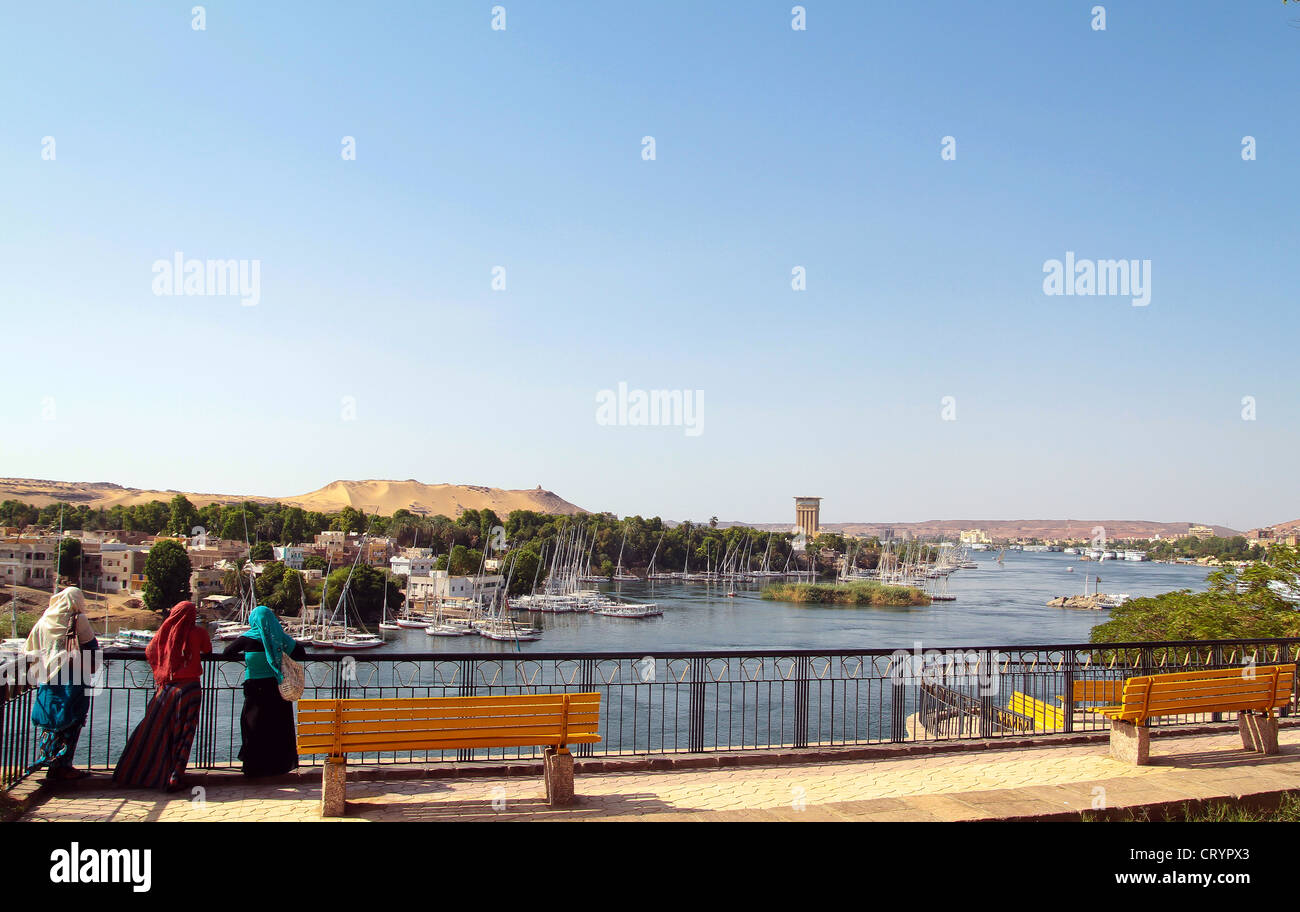 Trois jeunes femmes égyptiennes admirer la vue de l'île Eléphantine à Assouan Egypte Banque D'Images