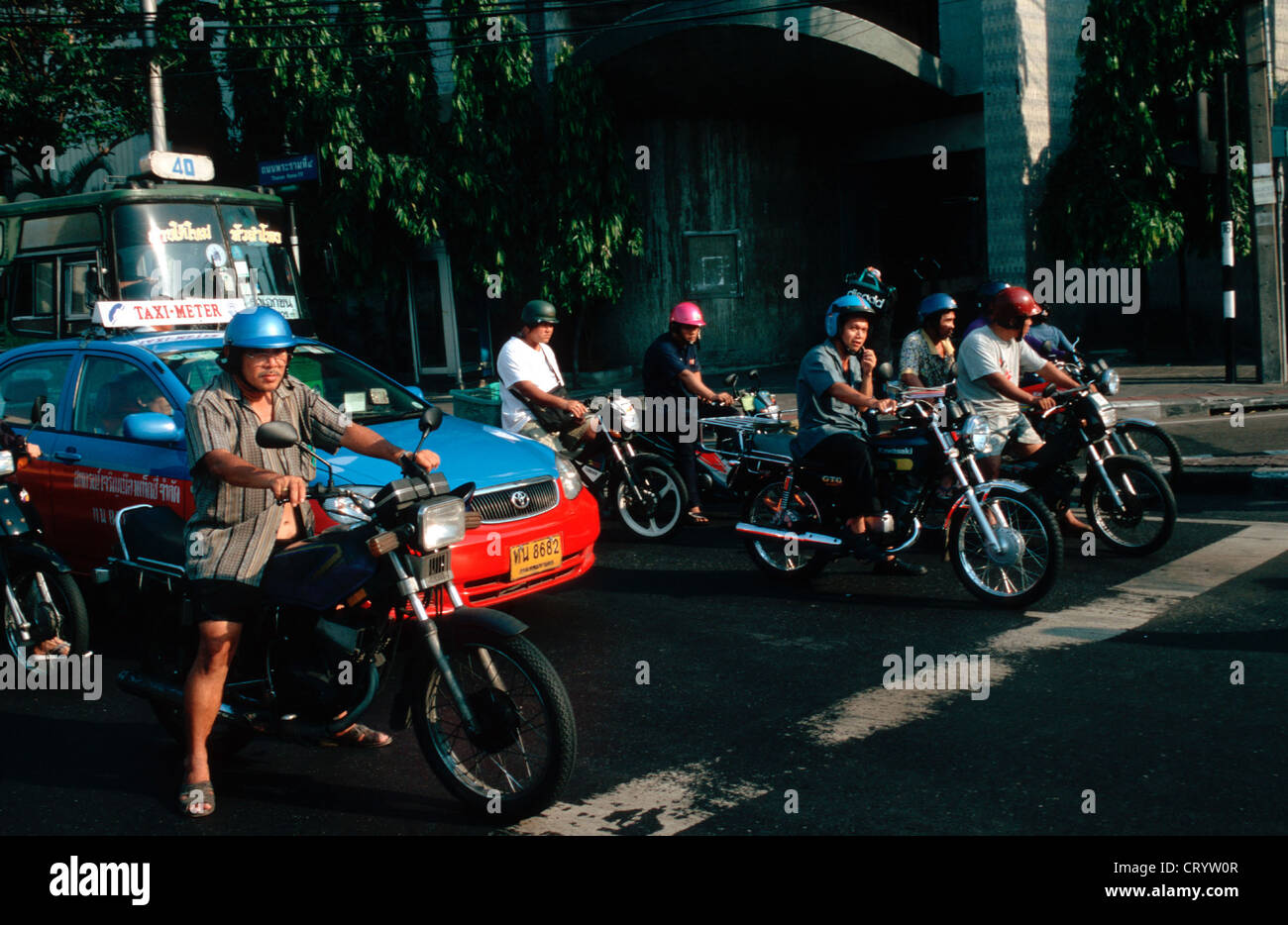 Les voitures et les motos l'attente aux feux de circulation Banque D'Images
