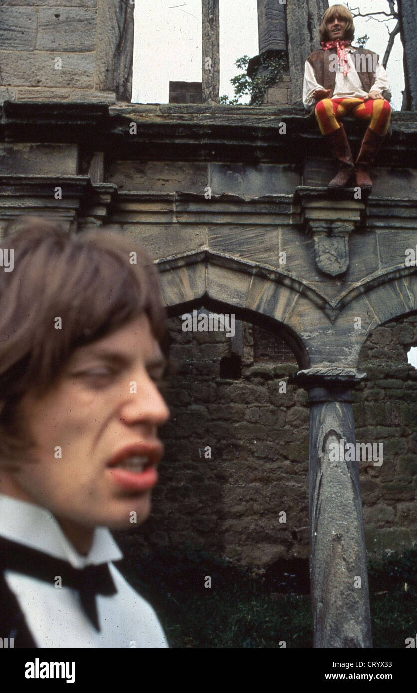 005629 - Mick Jagger et Brian Jones au P572 photo shoot à Sarum Chase, West Hampstead le 7 juillet 1968 Banque D'Images