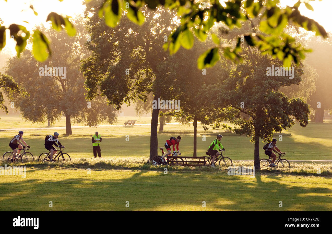 Riders du vélo à Clapham Common pour le début de l'organisme de bienfaisance Londres à Brighton cycle ride, UK Banque D'Images