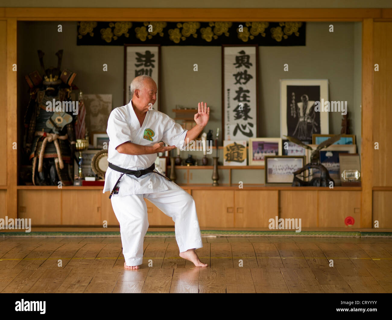 9e dan de Karaté Gojuryu Senaha Shigetoshi maître à son dojo dans Tomigusku City, Okinawa. Banque D'Images