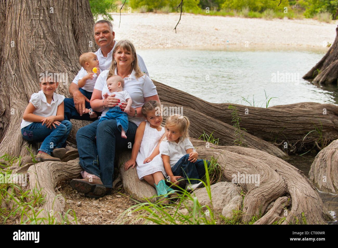 Les grands-parents avec leurs petits-enfants dans un parc Banque D'Images