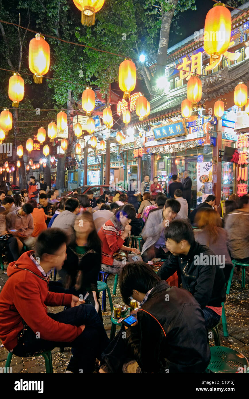De nombreuses personnes attendent devant un restaurant populaire de nuit sur Ghost Street dans le quartier de Dongzhimen de Chine Banque D'Images