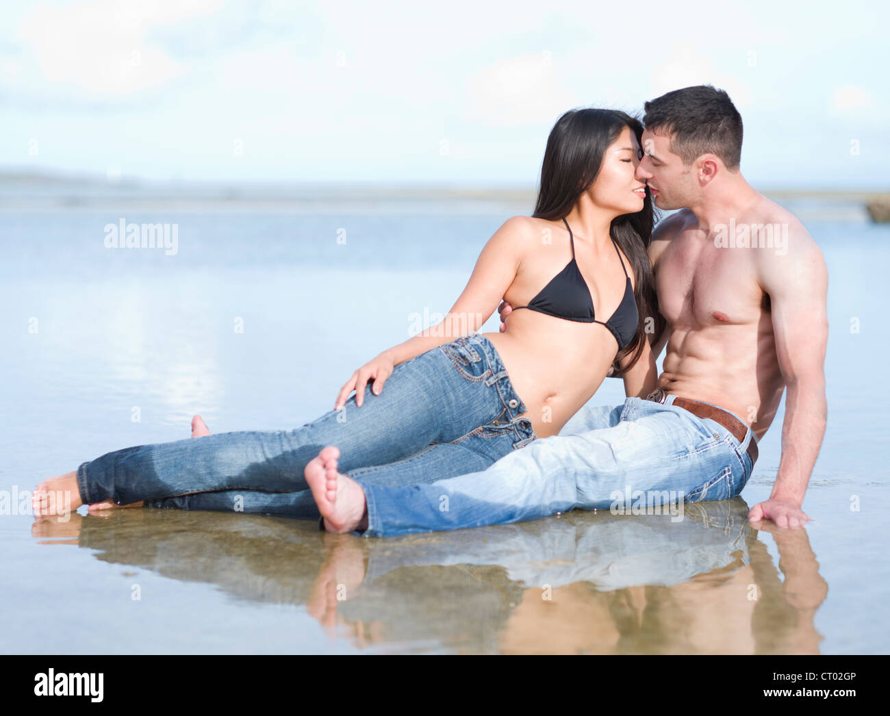 Couple sur la plage et dans l'eau sur une île tropicale. (Okinawa, Japon) Banque D'Images