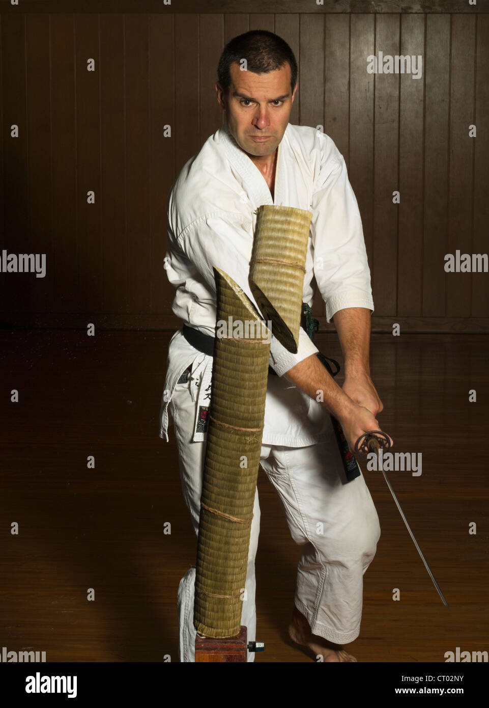 L'iaïdo Tameshigiri formation. Tapis tatami roulé en tranches avec un katana ( épée samouraï ). Banque D'Images