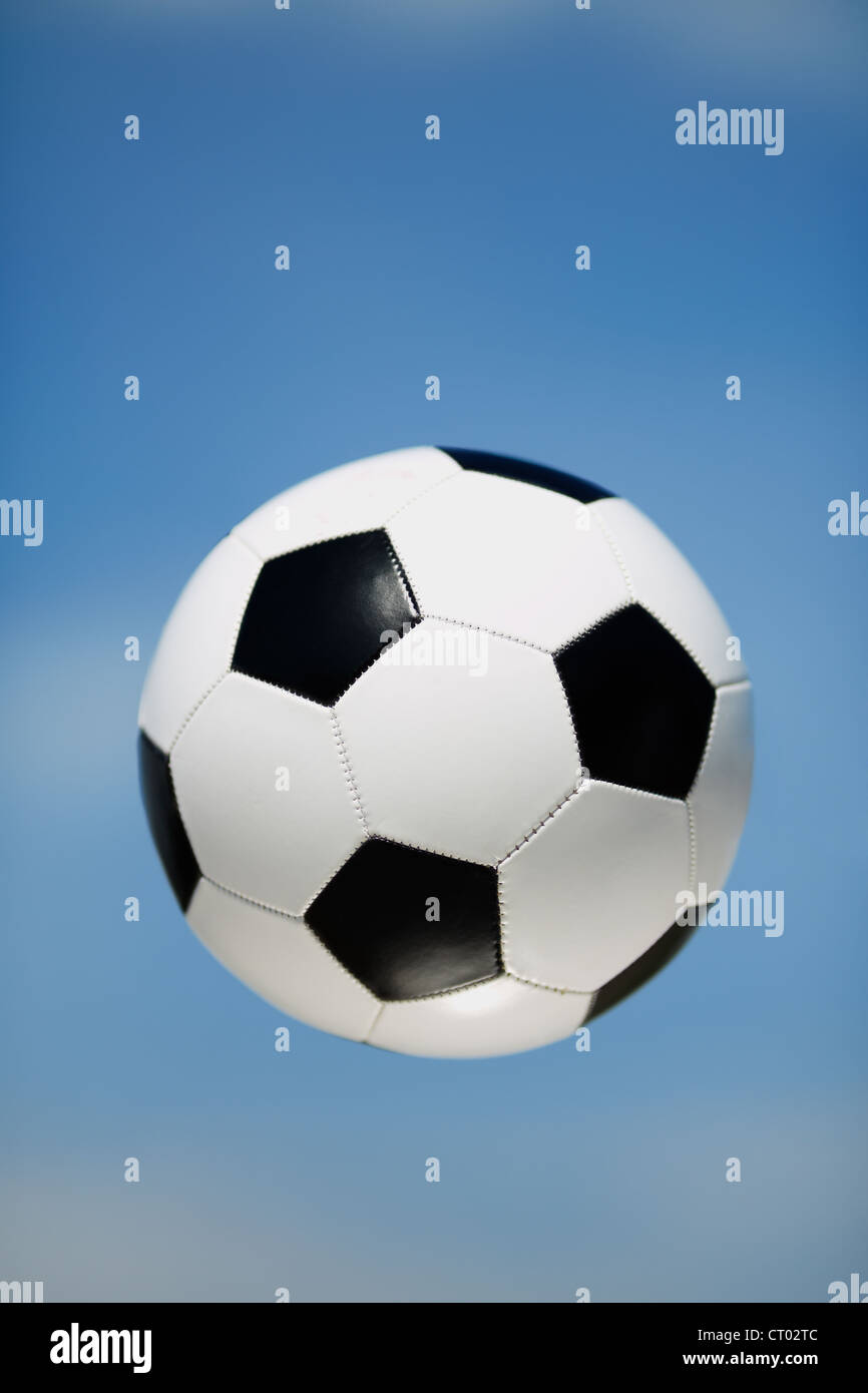 Ballon de soccer sur le fond de ciel bleu, selective focus sur la partie la plus proche de ball Banque D'Images
