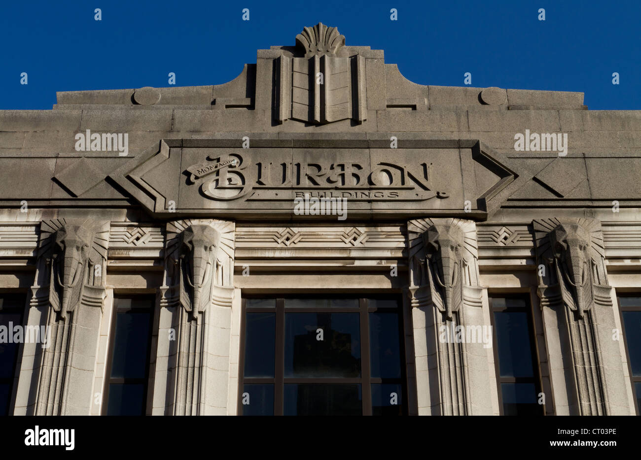 Bâtiment art déco à Halifax, West Yorkshire. Une fois qu'un Montague Burtons shop, maintenant un McDonalds. Banque D'Images