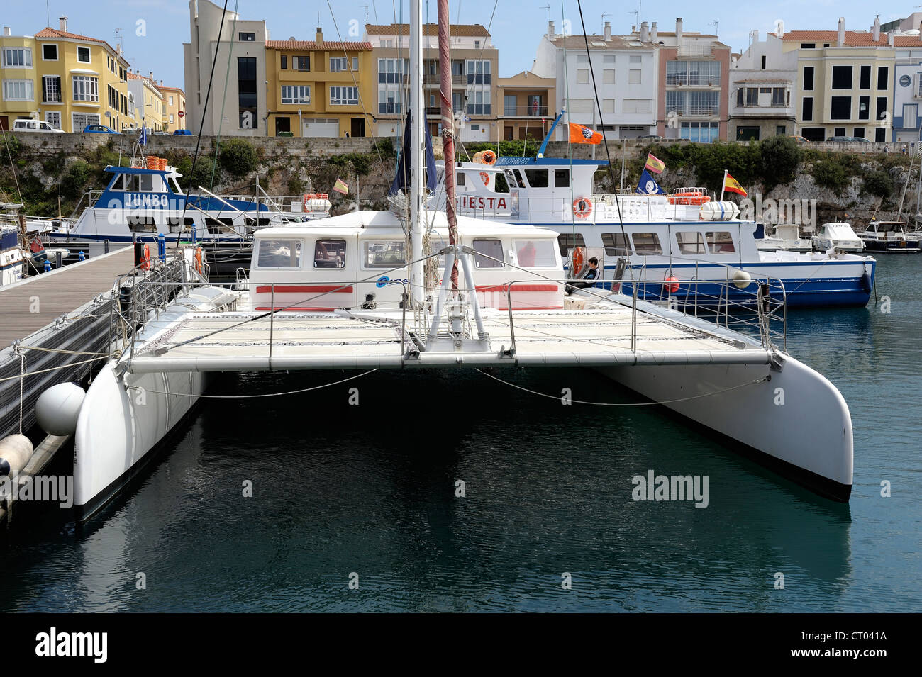 Excursion d'une journée touristique chat océan voile amarré à Ciutadella menorca Baléares Espagne Banque D'Images
