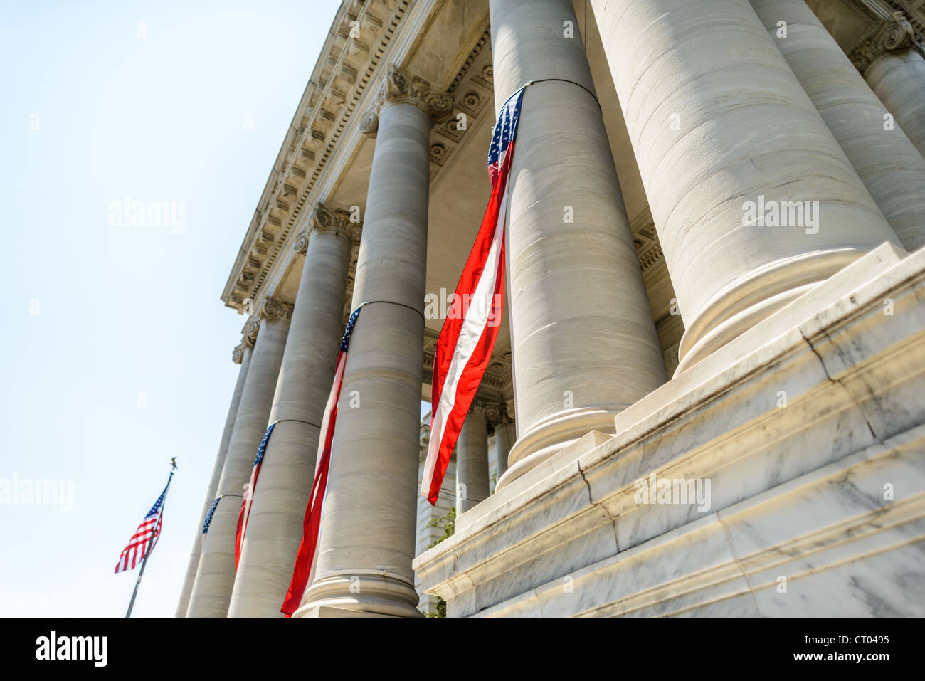 WASHINGTON DC, USA - Continental Memorial Hall. Colonnes à l'avant du bâtiment de Memorial Hall Continental près de la Maison Blanche à Washington DC, avec des drapeaux décorés pour le 4 juillet (date de l'indépendance). Banque D'Images