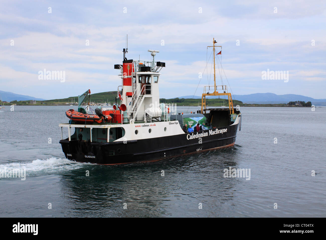 Calmac ferry, l'Eilean Eigg, laissant en route vers Colonsay Oban, Scotland Banque D'Images