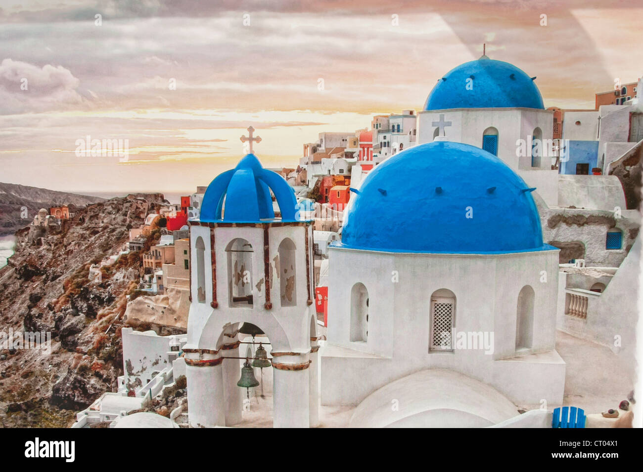 L'église Agios Spiridonas de peinture à l'avant, et derrière l'Église Anastasi, Oia, Santorin, Grèce Banque D'Images