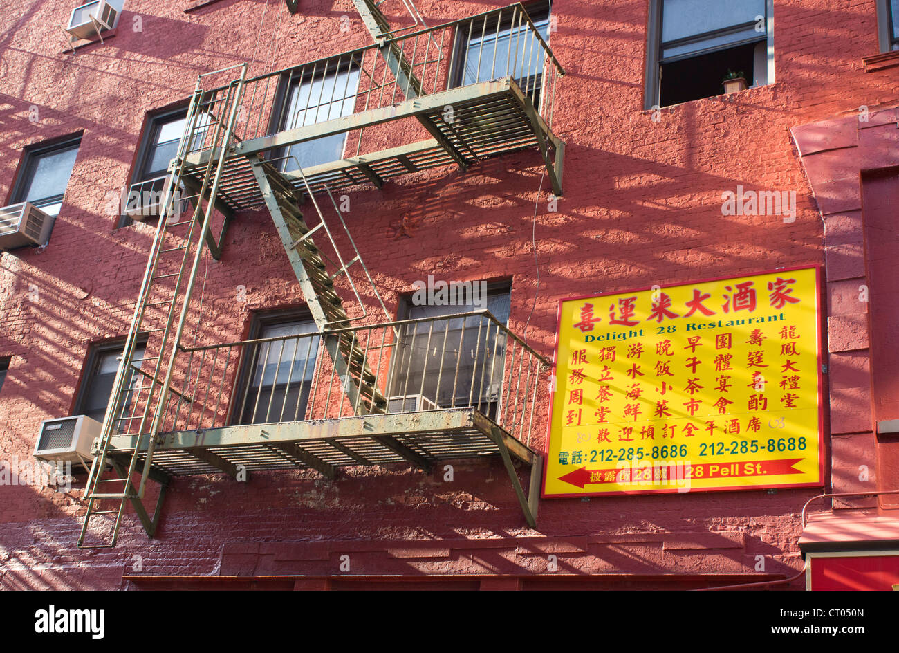 Un vieil immeuble en brique avec un escalier de secours de Chinatown à New York City Banque D'Images