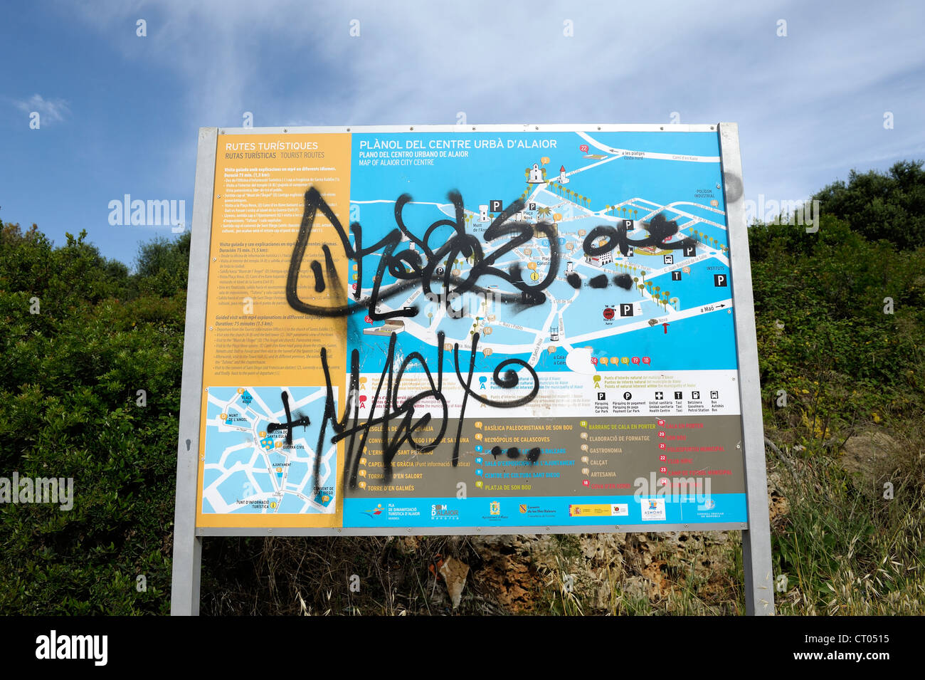 Signe touristique couvert de graffitis alaior menorca espagne Banque D'Images