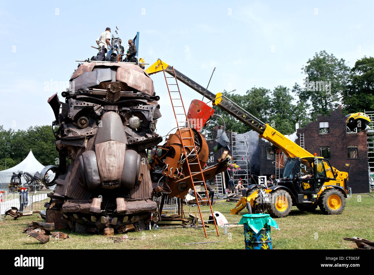Construire de grands artistes metal sculpture tête hors de rebuts de pièces de voiture à Glastonbury Festival Banque D'Images