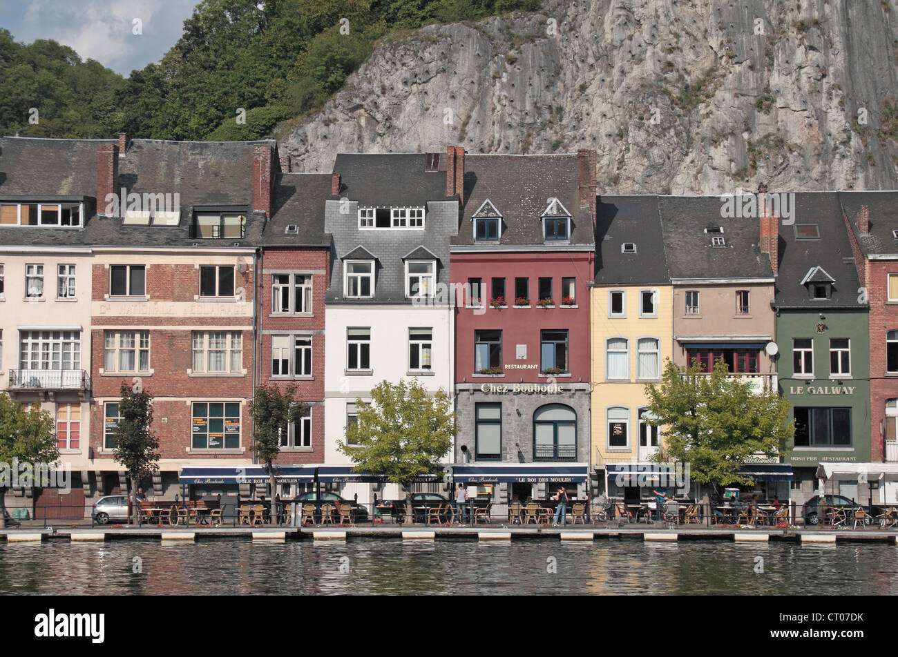 Vue générale de l'autre côté de la rivière Meuse à propriétés colorés sur la rive à Dinant, Namur, Belgique. Banque D'Images