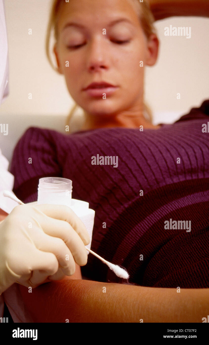 Dermatologie, TRAITER UNE FEMME Banque D'Images