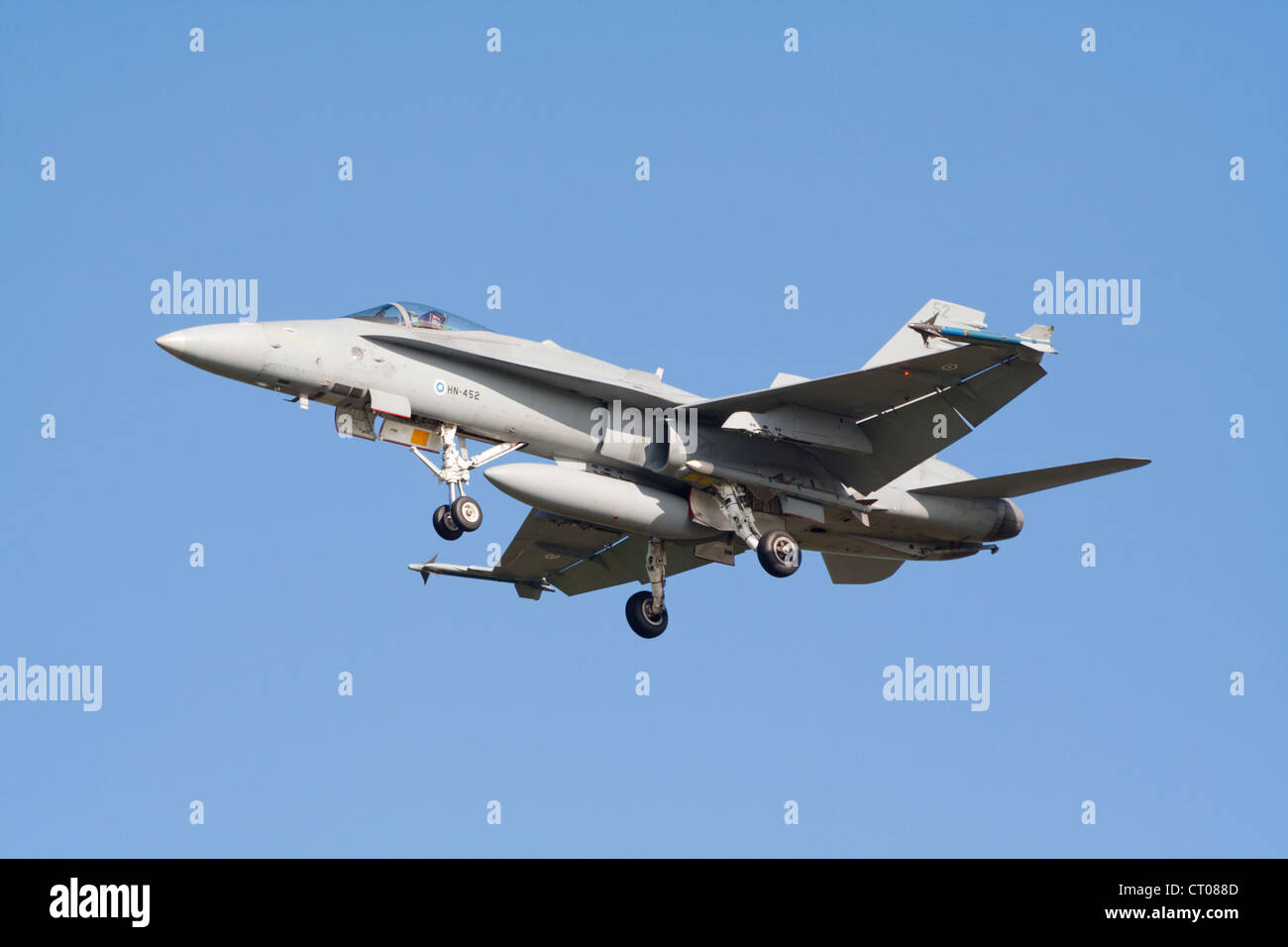 L'armée de l'air finlandaise F-18 Hornet landing Banque D'Images