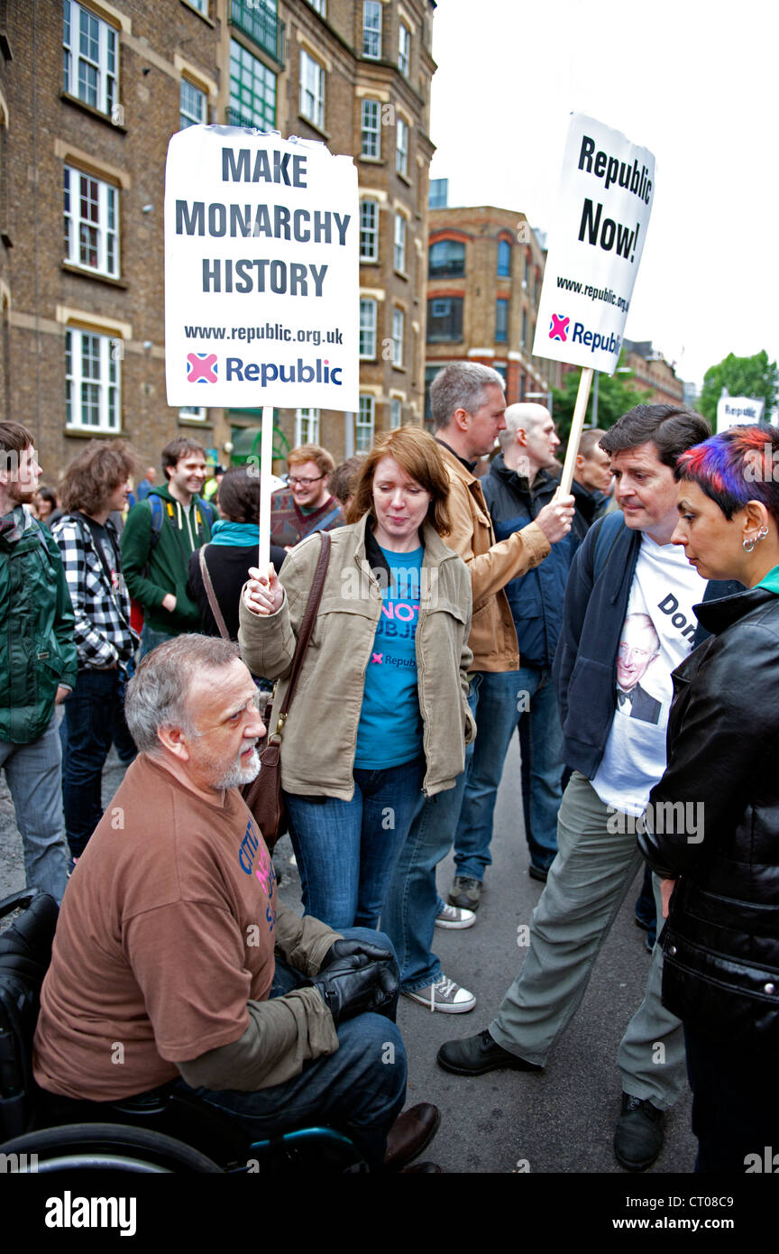 La preuve anti-monarchistes près de Tower Bridge au cours de l'JubileeThames River Pageant. Banque D'Images