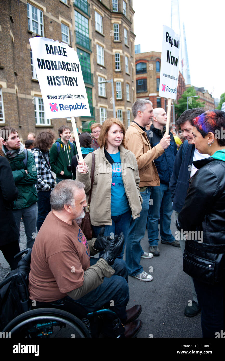 La preuve anti-monarchistes près de Tower Bridge au cours de l'JubileeThames River Pageant. Banque D'Images