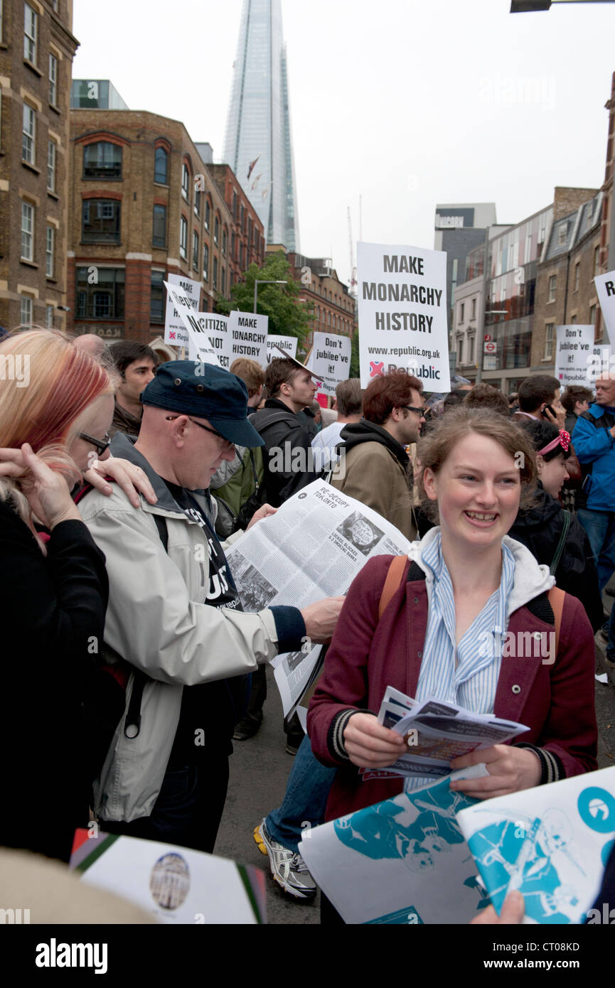 La preuve anti-monarchistes près de Tower Bridge au cours de l'JubileeThames River Pageant. Banque D'Images