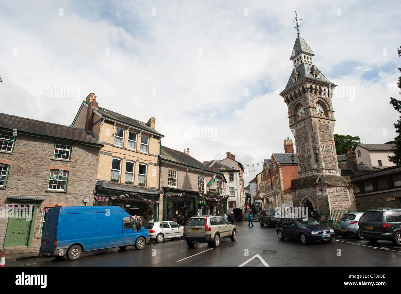 HAY-on-Wye, au Pays de Galles - Main Square et tour de l'horloge à Hay-on-Wye dans l'Est du pays de Galles. Décrite comme 'la ville de livres", il accueille chaque année un festival littéraire connu sous le nom de Hay Festival. Banque D'Images