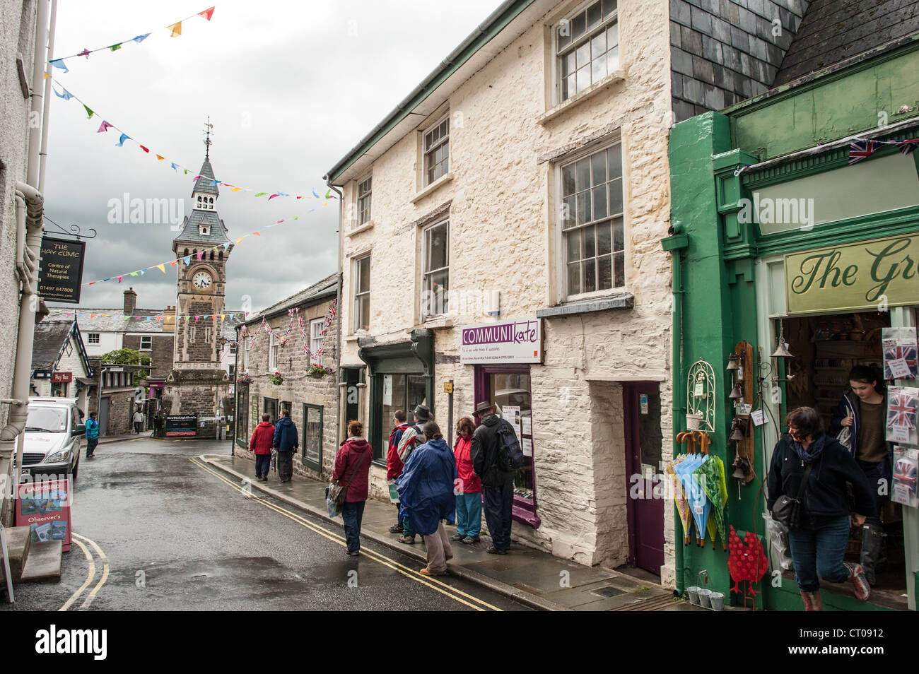 HAY-on-Wye, au Pays de Galles - rue du centre-ville avec des magasins à Hay-on-Wye dans l'Est du pays de Galles. Décrite comme 'la ville de livres", il accueille chaque année un festival littéraire connu sous le nom de Hay Festival. Banque D'Images