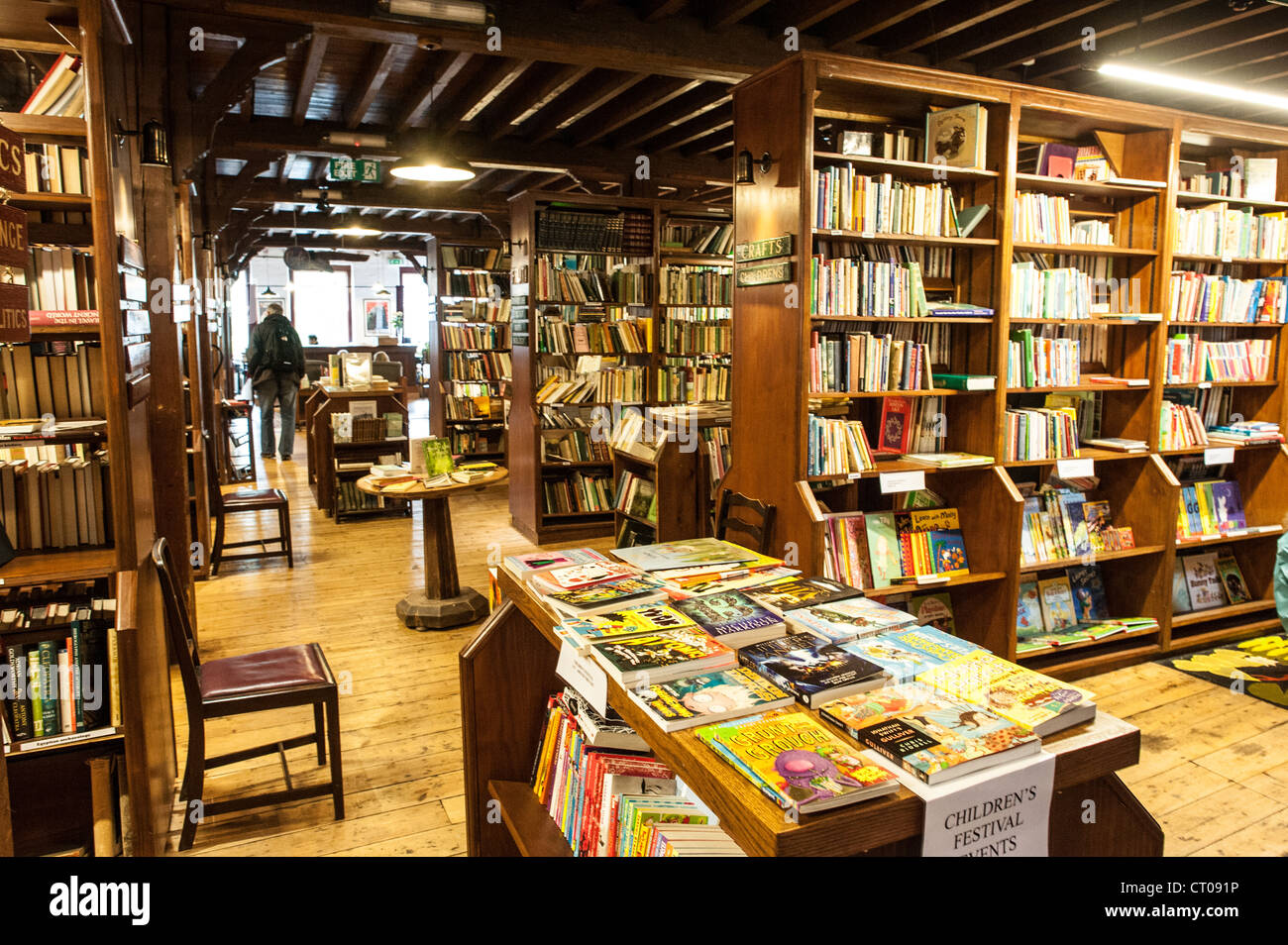 HAY-on-Wye, au Pays de Galles - à l'intérieur de l'une des librairies à Hay-on-Wye dans l'Est du pays de Galles. Décrite comme 'la ville de livres", il accueille chaque année un festival littéraire connu sous le nom de Hay Festival. Banque D'Images