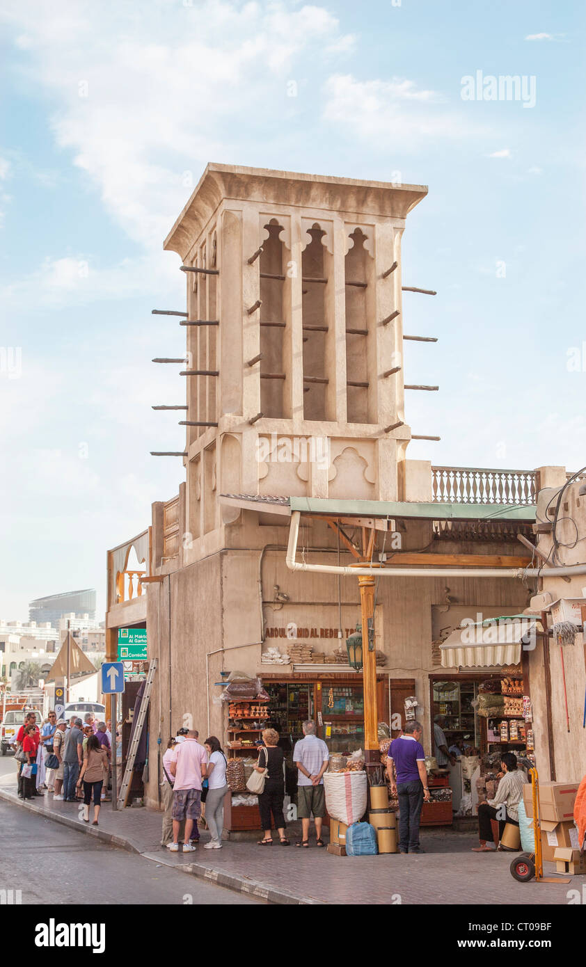 Tour éolienne traditionnelle près de la Crique de Dubaï, Dubaï, Émirats arabes unis et des boutiques locales Banque D'Images