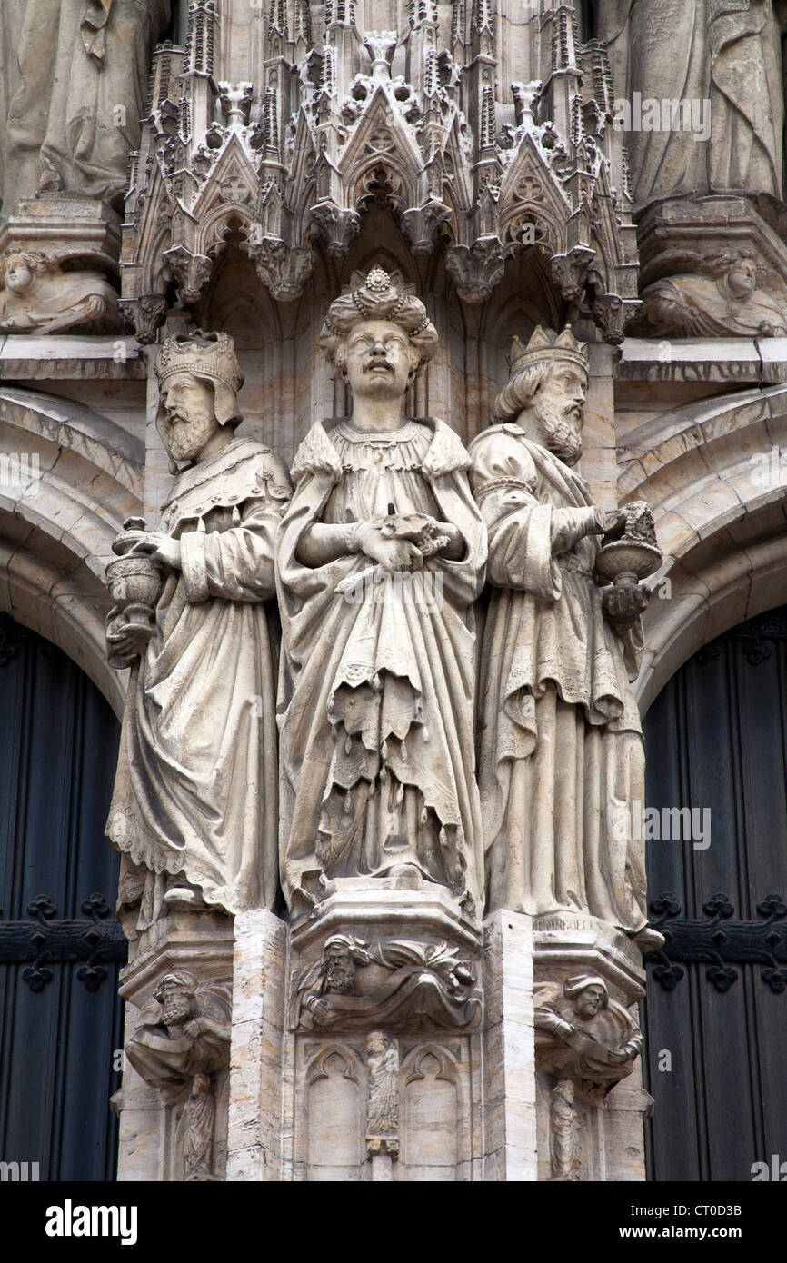 Une statue de trois rois sur la façade de la cathédrale de Bruxelles Belgique Banque D'Images