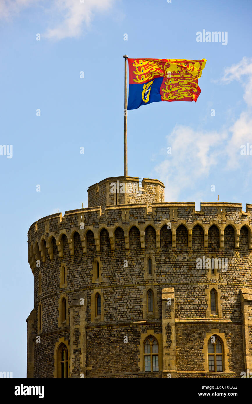 Cérémonie spéciale grand drapeau Royal Standard de la tour ronde ou la garder au château de Windsor. JMH6022 Banque D'Images