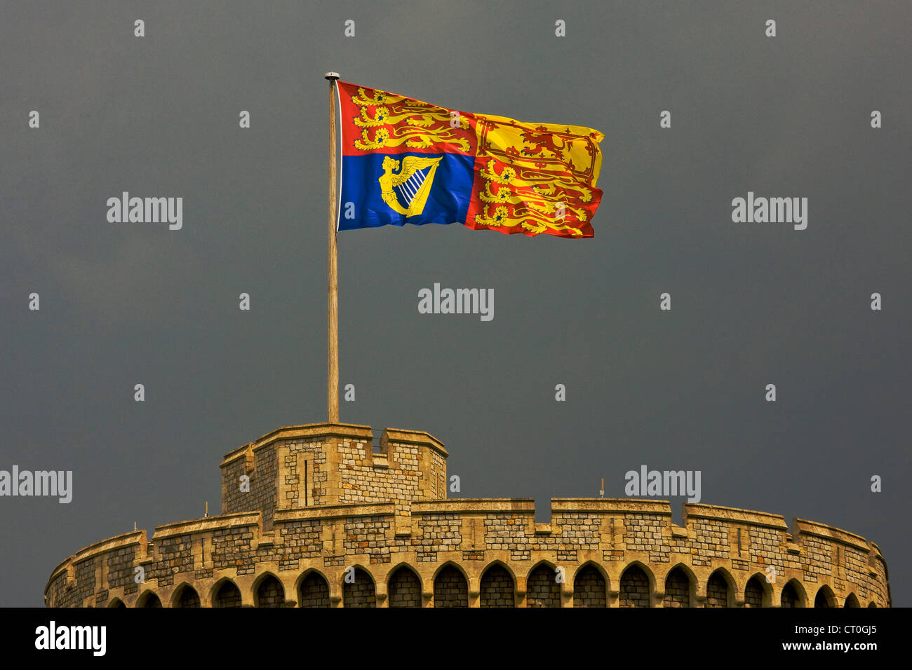 Cérémonie spéciale grand drapeau Royal Standard de la tour ronde du château de Windsor avec des nuages de tempête. JMH6023 Banque D'Images