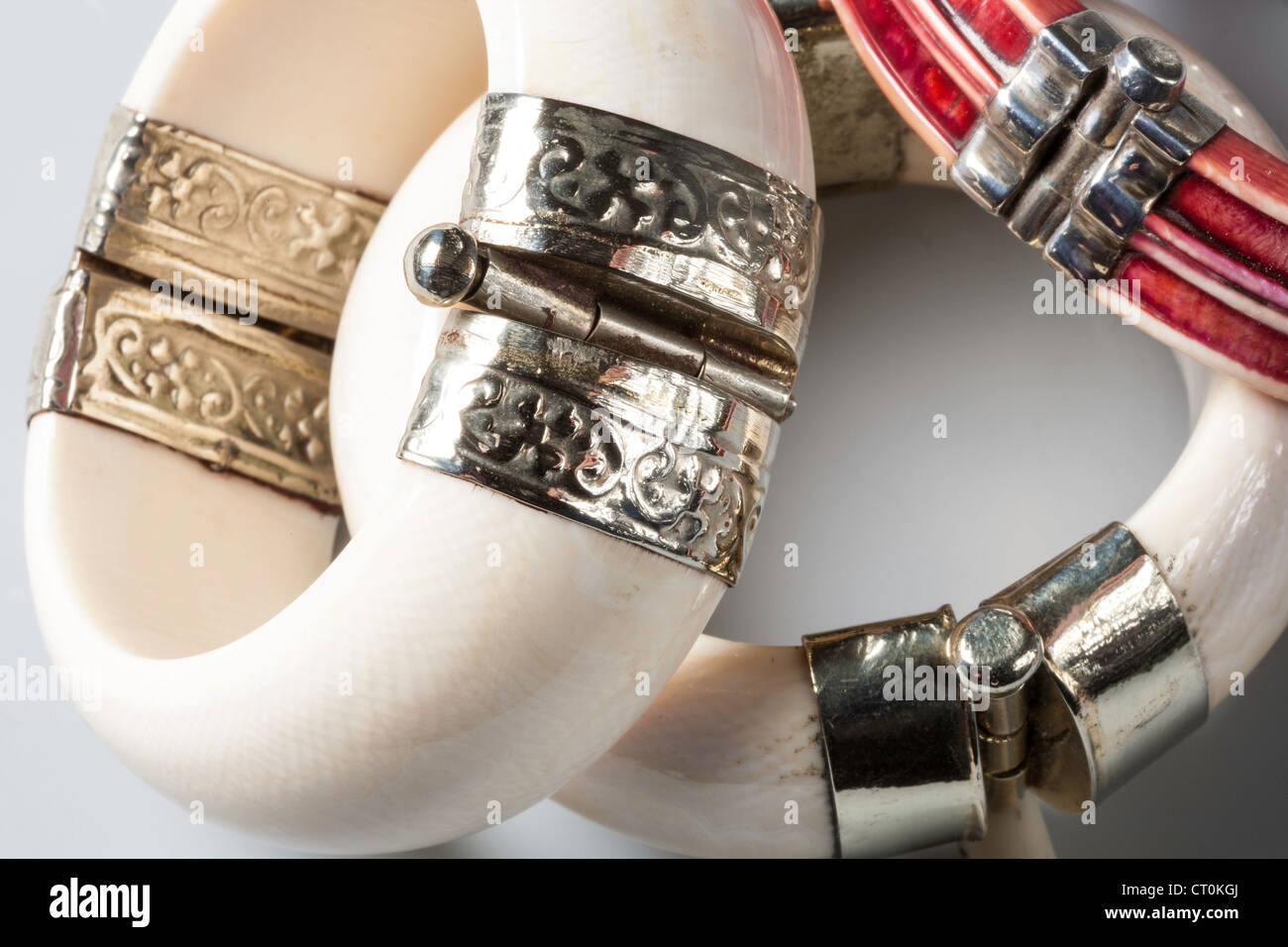 Elephant ivory bracelet Banque de photographies et d'images à haute  résolution - Alamy