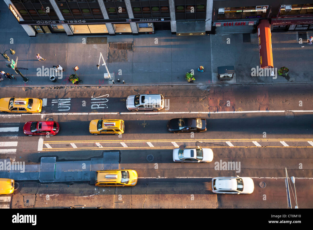 Le trafic, la 34e rue au coucher du soleil, NYC Banque D'Images