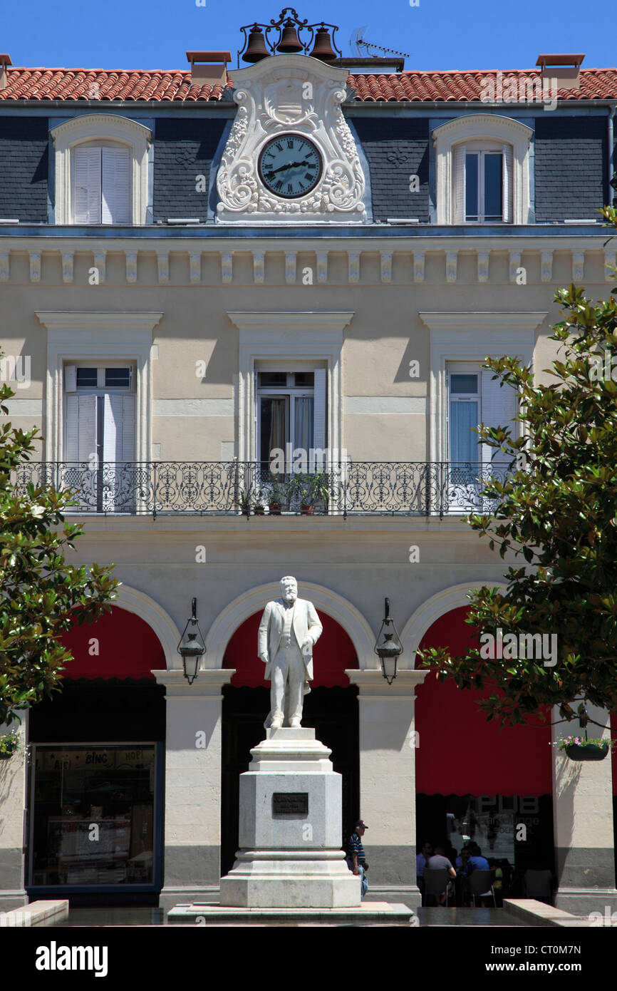 France, Midi-Pyrénées, Castres, place Jean Jaurès, & statue Banque D'Images