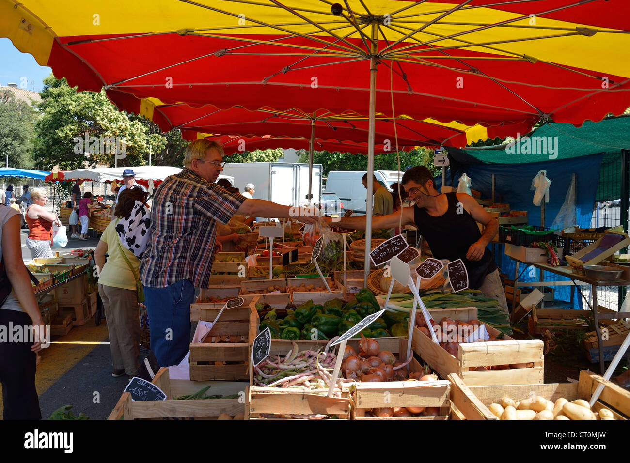 Marché alimentaire extérieur (cité marchande) à Cagnes-sur-Mer, Côte d'Azur, Alpes-Maritimes, Provence-Alpes-Côte d'Azur, France Banque D'Images