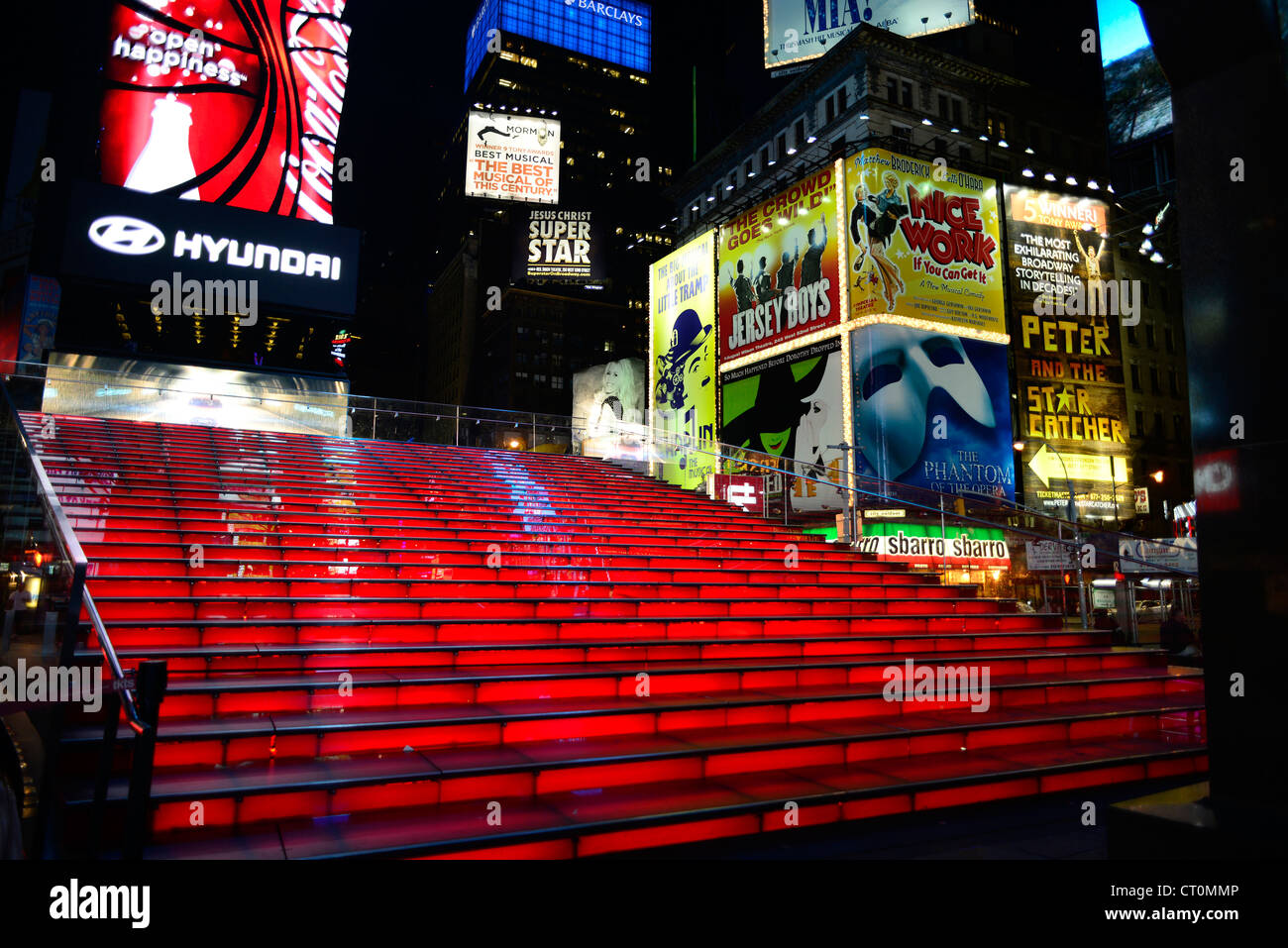 Times Square stand TKTS escaliers la nuit, New York City, New York. © Craig M. Eisenberg Banque D'Images