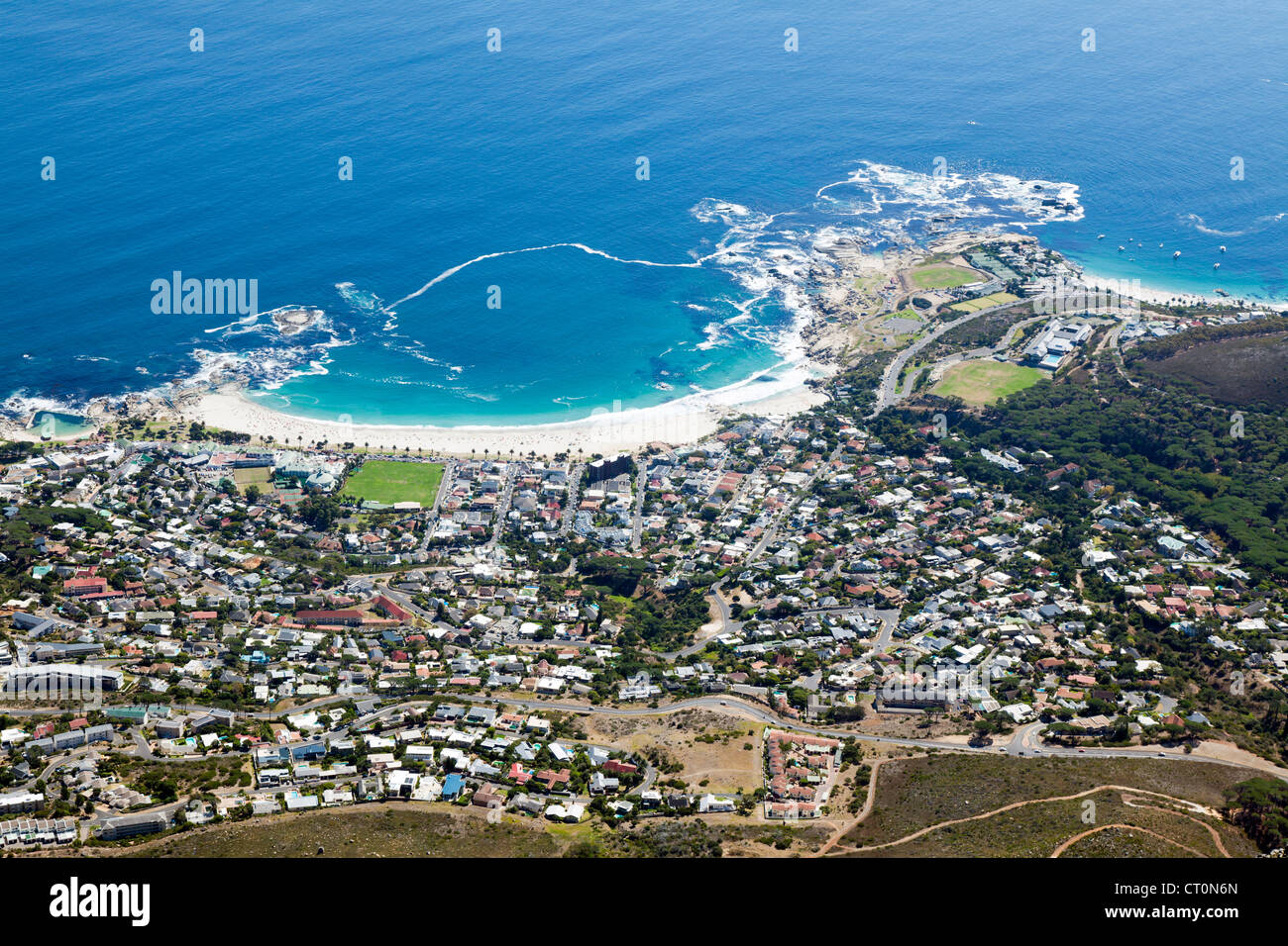 Vue sur Camps Bay à partir de la Table Mountain, Cape Town, Afrique du Sud Banque D'Images