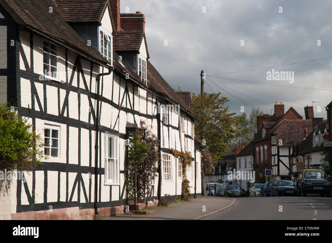 Une rue bordée de maisons à colombage en Chaddesley Corbett dans les Midlands anglais Banque D'Images