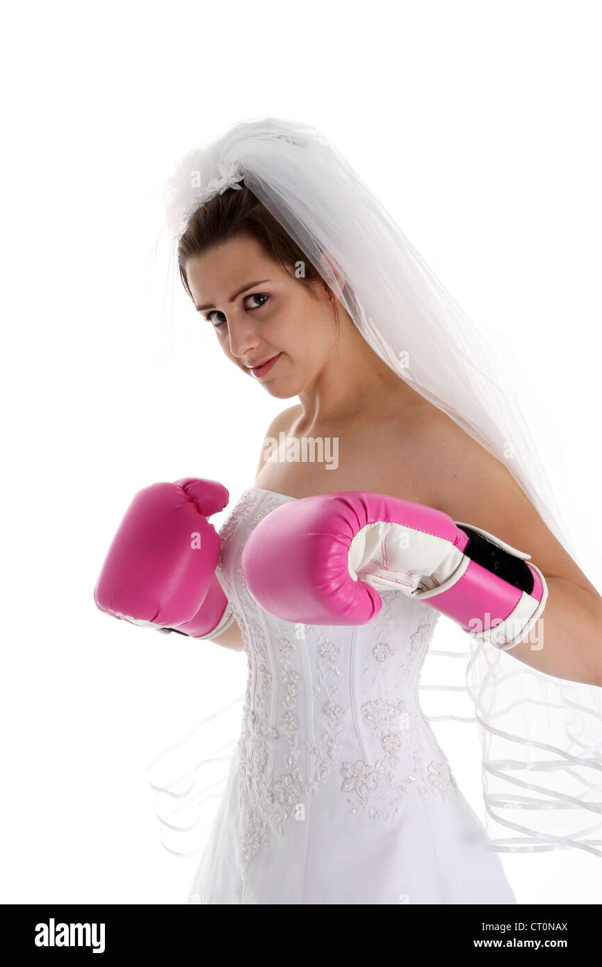Femme dans une robe de mariage avec des gants de boxe Photo Stock - Alamy